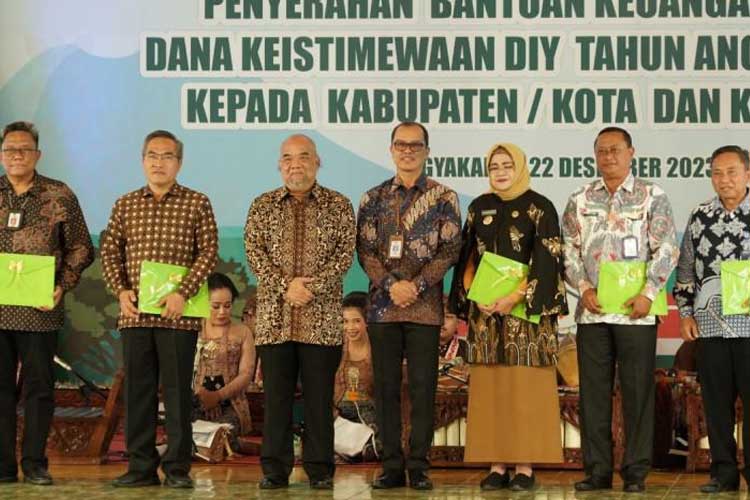 Bupati Bantul Abdul Halim Muslih saat menerima anggaran program BKK di Kepatihan Pemda DIY. (Foto: Kominfo Bantul)