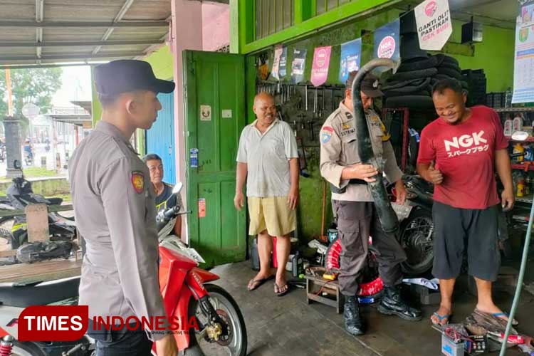 Toko asesoris yang menjual knalpot tidak standar atau brong, mendapatkan penyuluhan dari pihak kepolisian. (Foto: Hermanto/TIMES Indonesia)