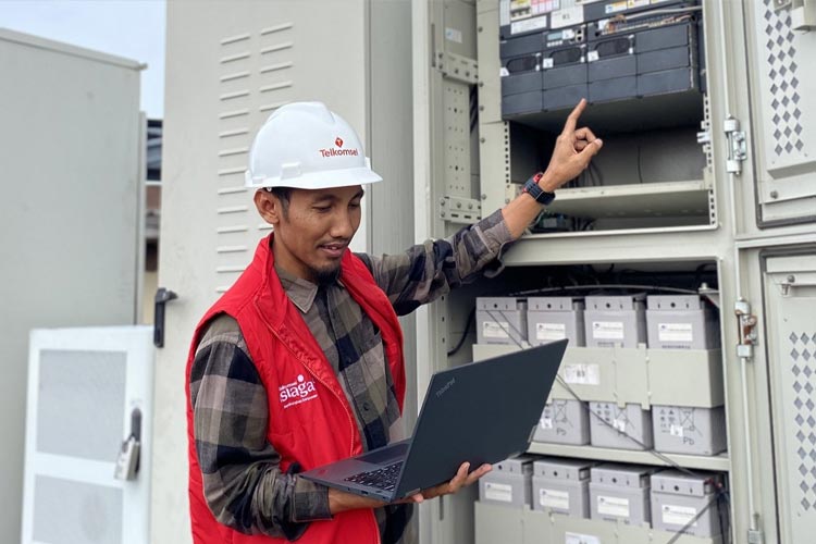 Petugas lapangan Telkomsel tengah memantau salah satu jaringan.(Dok.Telkomsel)