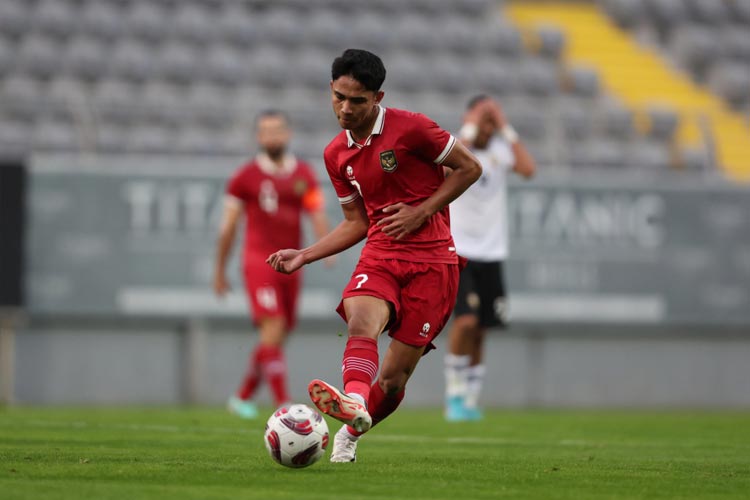Pemain Timnas Indonesia Arkhan Kaka mencoba melewati pemain Libia saat laga uji coba jelang Piala Asia 2023 Qatar. Di Piala Asia 2023, Timnas Indonesia tergabung di Grup D. (foto: PSSI)