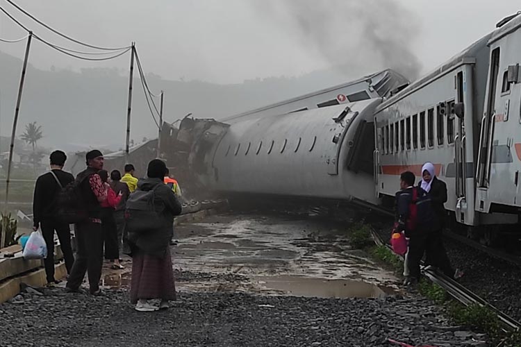 Beberapa gerbong kereta terguling akibat tabrakan KA Turangga dan KA Lokal Bandung Raya di petak jalan Stasiun Haurpugur - Stasiun Cicalengka, Jumat (5/1/2024). (foto: twitter) 