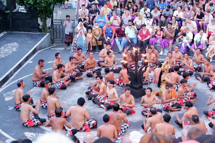 The tourists gathered around the exotic Kecak Dance. (Photo: Barrul Mujib/Freepik)