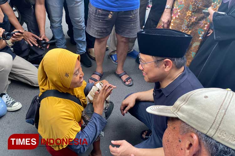 Abdul Muhaimin Iskandar atau Cak Imin saat menyapa Sugiati pengemis difabel di Pasar Citra Niaga Jombang, Sabtu (6/1/2024). (FOTO: Rohmadi/TIMES Indonesia)