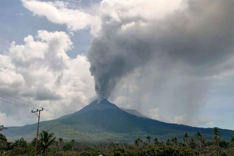 Gunung Lewotobi Laki-Laki Kembali Erupsi, Ketinggian Capai 1.500 Meter ...