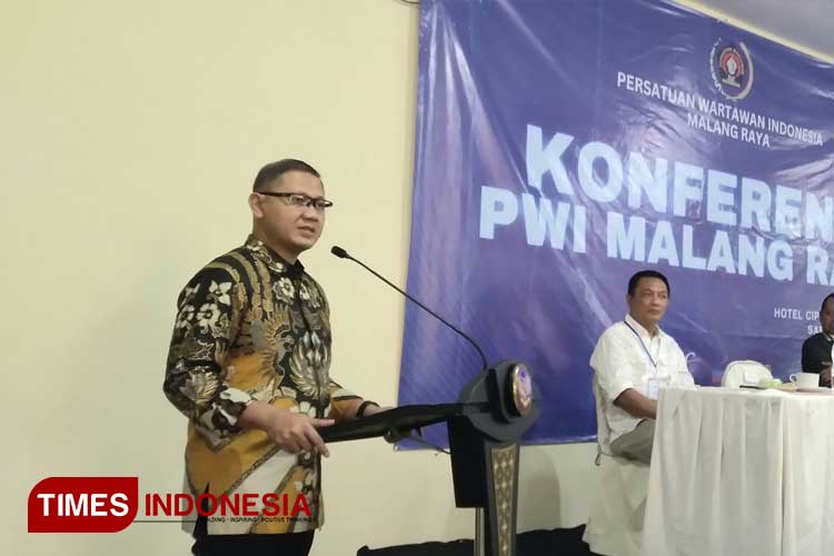 Pj Wali Kota Batu, Aries Agung Paewai membuka Konferensi PWI Malang Raya di Hotel Ciptaningati Kota Batu. (FOTO: Muhammad Dhani Rahman/TIMES Indonesia)