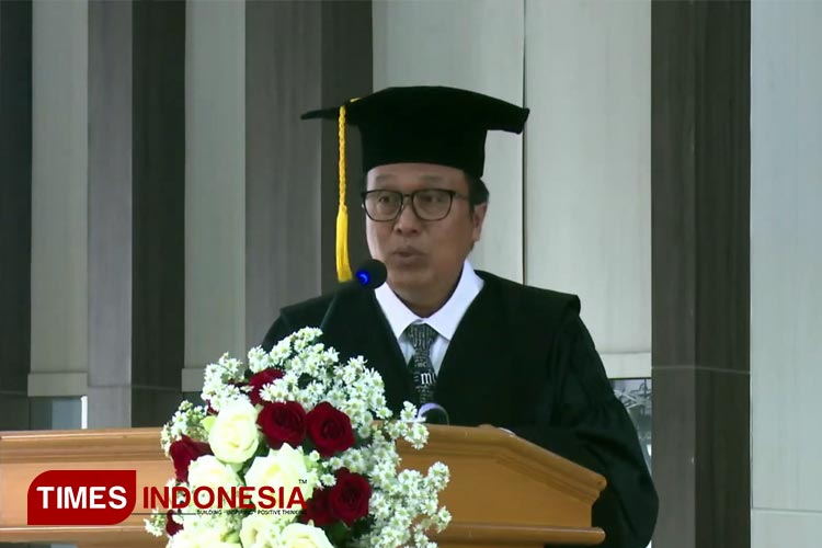 Prof Wahyudi saat memberikan  orasi ilmiah dalam pengukuhanya sebagai guru besar bidang sosiologi, Sabtu (6/1/2024). (FOTO: Achmad Fikyansyah/TIMES Indonesia) 