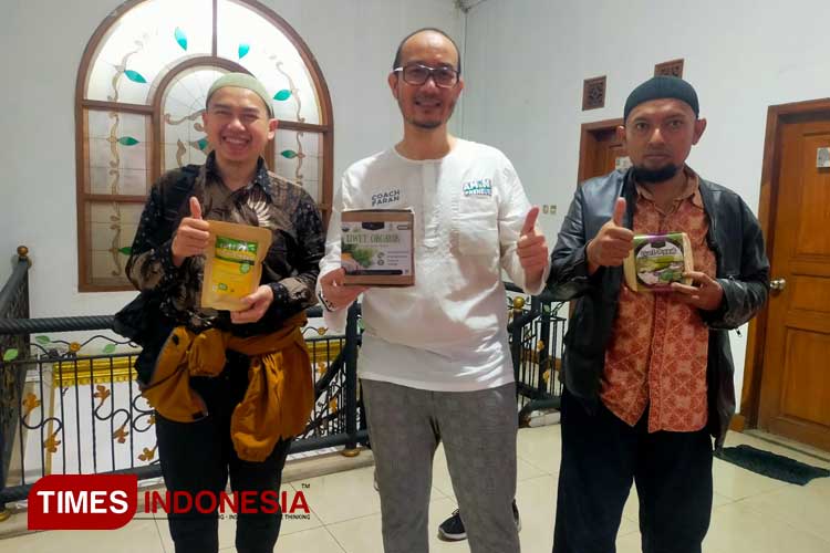 Founder nasi liwet instan, Abdul Kadir Said dan Ihsan Hadiperbawa. (Foto: Djarot/TIMES Indonesia)