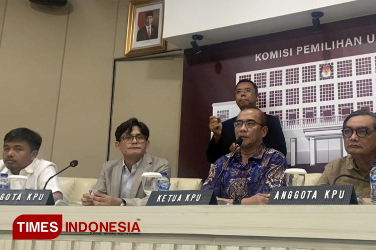 Ketua KPU Hasyim Asy'ari beserta jajaran saat konferensi pers di KPU, Jakarta. (FOTO: Farid Abdullah/ TIMES Indonesia).  