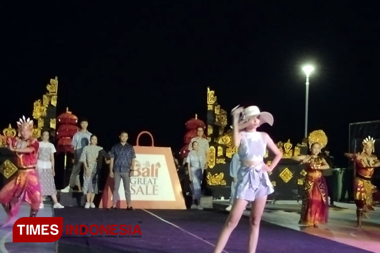 Tarian budaya Nusantara dihadirkan mengiringi brand lokal yang ditampilkan di Bali Great Sale yang digelar Discovery Mall Kartika Plaza semalam. (Foto: Susi/TIMES Indonesia)