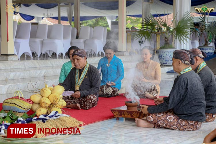 Suasana ketika Kadipaten Pakualaman menggelar Upacara Majang Tarub serta Majang Pasereyan. Bertempat di tratag rambat Kagungan Dalem Bangsal Sewatama. (FOTO: Olivia Rianjani/TIMES Indonesia)