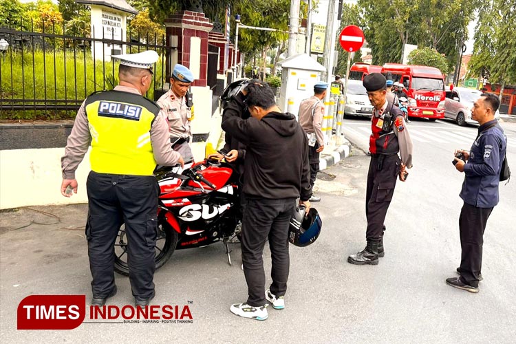 Petugas Polres Magelang Kota, menghentikan penggunaan sepeda motor yang menggunakan knalpot brong. (FOTO: Humas Polres Magelang Kota for TIMES Indonesia)