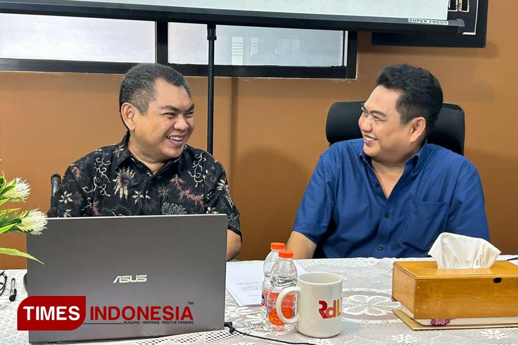 Direktur Utama PT Darmi Bersaudara Tbk Nanang Sumartono (kanan) dan Komisaris Utama Abdul Haris Nofianto (kiri) saat paparan mengenai kinerja dan pencapaian perseroan tahun 2023 di Jalan Manyar Surabaya, Senin (8/1/2024).(Foto : Lely Yuana)