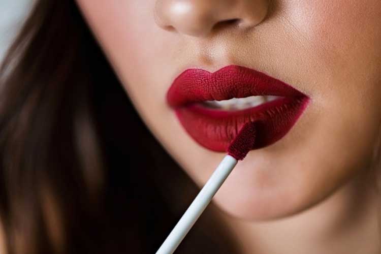 Pesona Warna Lipstik Bold Diprediksi Jadi Tren Baru Riasan Wajah 2024