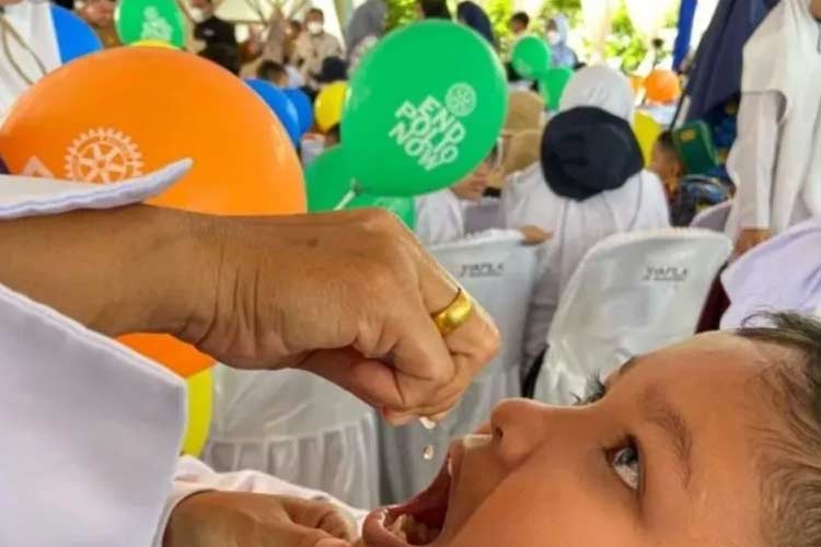 Petugas medis meneteskan vaksin polio tetes kepada anak yang ikut pencanangan Sub Pekan Imunisasi Nasional (PIN) Polio di Anjong Mon Mata Pendopo Gubernur Aceh, Kota Banda Aceh, Senin (5/12/2022). (ANTARA/Khalis Surry).