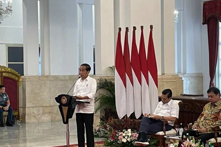 Presiden Joko Widodo menyampaikan sambutan dalam Sidang Kabinet Paripurna di Istana Negara, Jakarta, Selasa (9/1/2024). (ANTARA/Yashinta Difa)