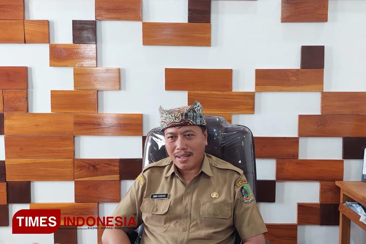 Pelaksana Tugas (PLT) Kepala Dinas Kesehatan Banyuwangi, Amir Hidayat di ruang kerja (Foto : Anggara Cahya/TIMES Indonesia)