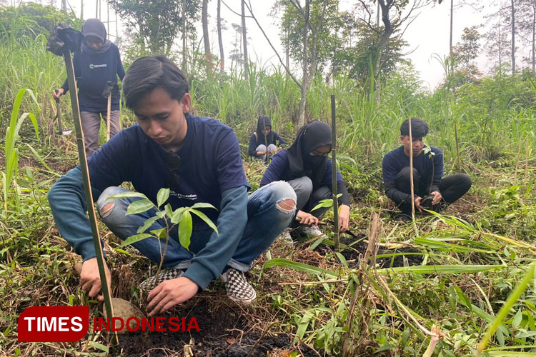 Canbe Foundation bersama relawan lingkungan saat tengah menanam pohon di Area Genitri Pacet, Kabupaten Mojokerto, Rabu (10/1/2024). (FOTO: Thaoqid Nur Hidayat/TIMES Indonesia)