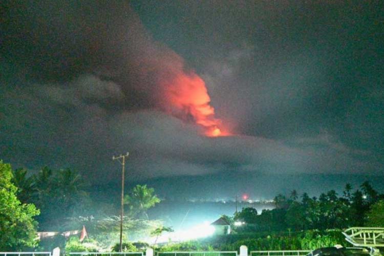 Erupsi Gunung Lewotobi, Bandara Gewayantana Larantuka Ditutup Sementara ...