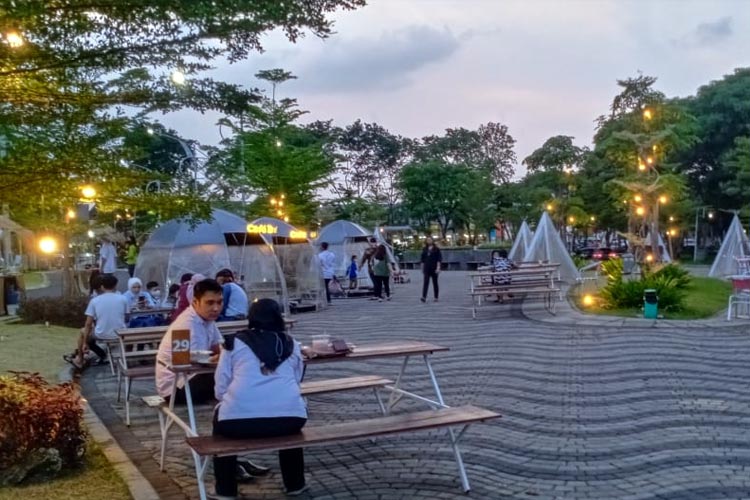 Kenangan di Cafe Tenda Darmo Harapan Surabaya. (FOTO; Dok.JHM)