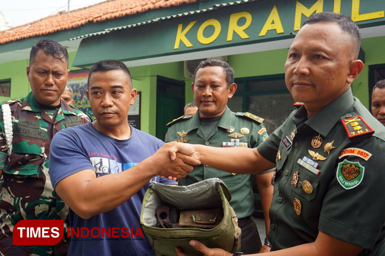 Warga Majalengka serahkan senjata api kepada Komandan Kodim 0617/ Majalengka, Letkol Inf Dudy Pilianto. (FOTO: Jaja Sumarja/ TIMES Indonesia)
