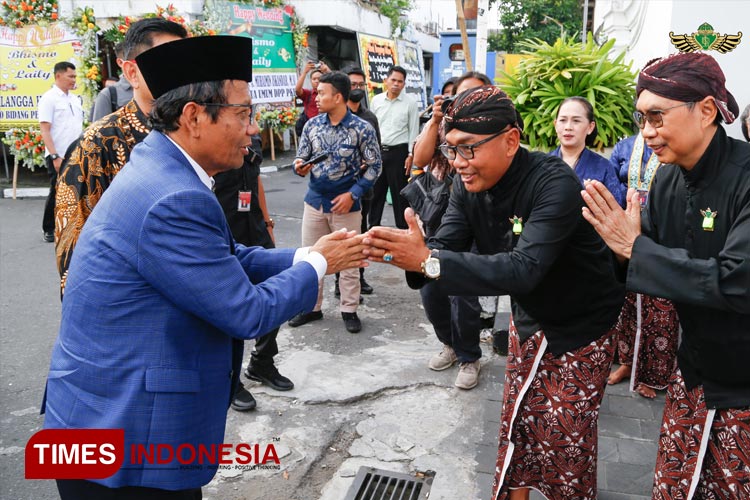 Menkopolhukam RI Mahfud MD ketika datang ke acara prosesi ijab kabul Dhaup Ageng putra bungsu KGPAA Paku Alam X, BPH Kusumo Kuntonugroho dan Laily Annisa Kusumastuti. (FOTO: Olivia Rianjani/TIMES Indonesia)