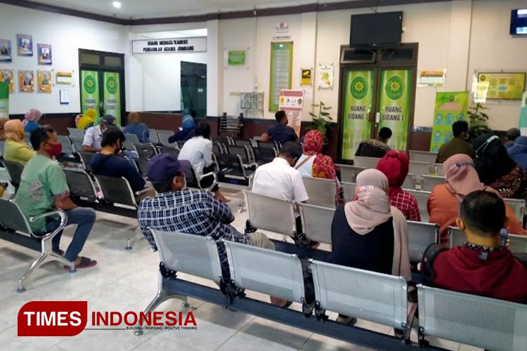 Suasana di Kantor Pengadilan Agama Jombang yang dipenuhi masyarakat. (FOTO: Rohmadi/TIMES Indonesia)