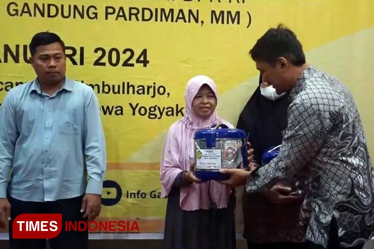 Secara simbolis, Kementerian ESDM RI menyerahkan kompor listrik kepada warga Kota Yogyakarta. (FOTO: Olivia Rianjani/ TIMES Indonesia)