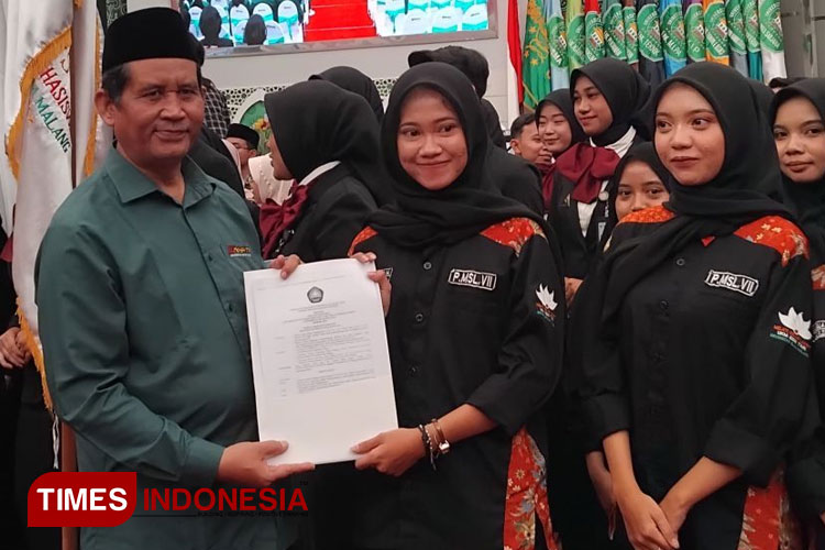 Serah terima jabatan kepada pengurus baru UKM Seni Tari “Melati Sekar Langit” Unisma Malang. (FOTO: AJP TIMES Indonesia)