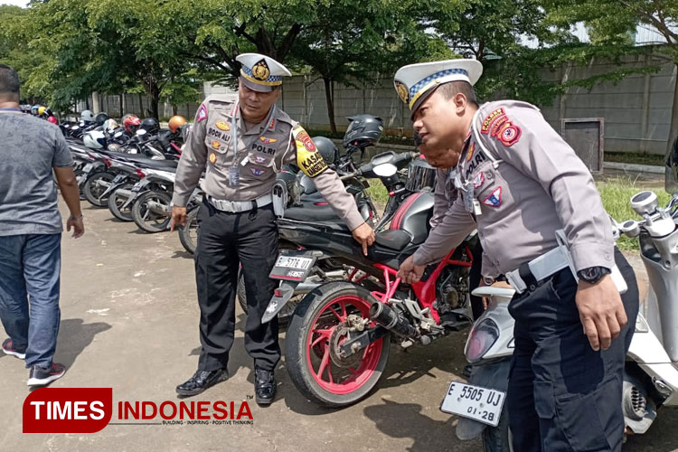 Kasat Lantas Polres Majalengka, AKP Mochammad Ali menunjukkan barang bukti knalpot brong. (FOTO: Jaja Sumarja/TIMES Indonesia)