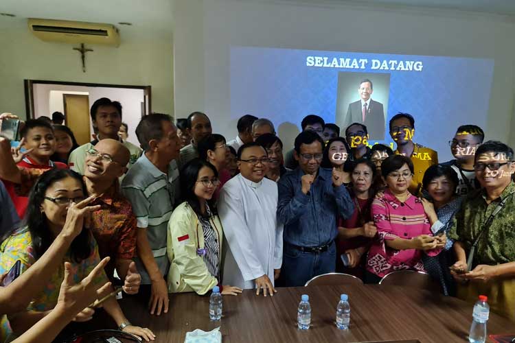 Cawapres Mahfud MD saat berdiskusi dengan Pemuda Katolik Surabaya di Gereja Santa Maria Tak Bercela Surabaya, Rabu (10/1/2024) malam. (FOTO: Dok. Pemuda Katolik Surabaya)
