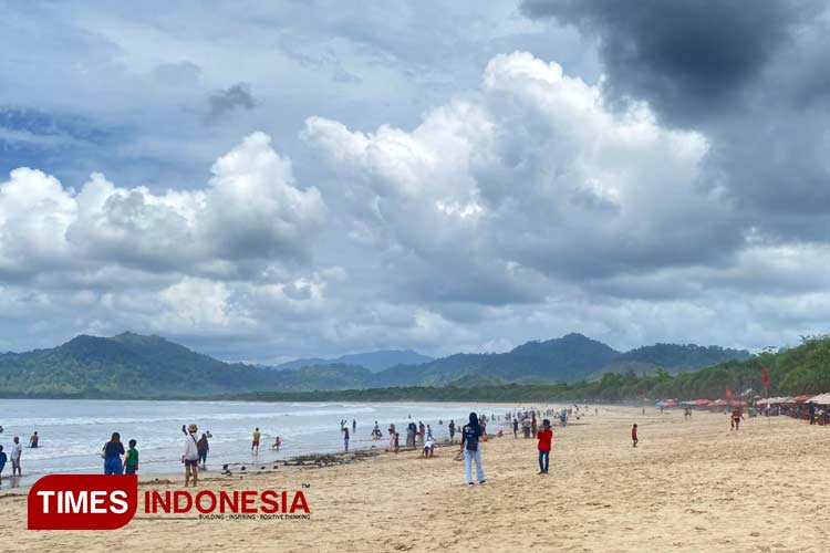 Pantai-Terpopuler-di-Banyuwangi-c.jpg