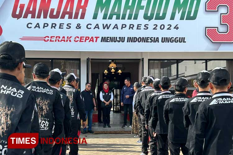Puti Guntur Soekarno saat menyampaikan pesan penting kepada anggota SMCC (Smart Mobile Canvashing Campaign) di Gapura Majapahit Surabaya, Kamis (11/1/2024). (Foto: Lely Yuana/TIMES Indonesia)