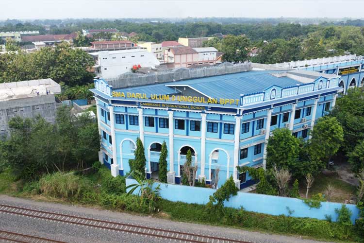 Gedung SMA Darul Ulum 2 Unggulan BPPT Jombang yang terletak di komplek Pondok Pesantren Darul Ulum Jombang. (FOTO: Dok. SMA 2 DU for TIMES Indonesia)