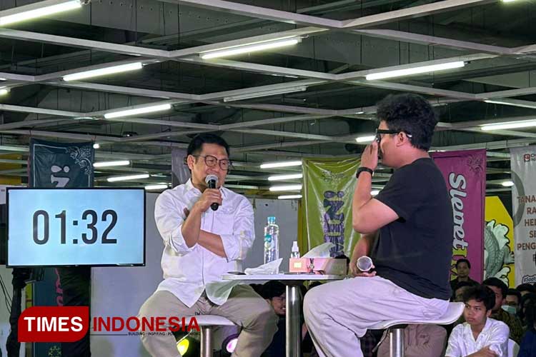 Cawapres Muhaimin Iskandar saat menghadiri agenda 'Slepet Imin' di AJBS Surabaya, Rabu (10/1/2024). (Foto: Lely Yuana/TIMES Indonesia)