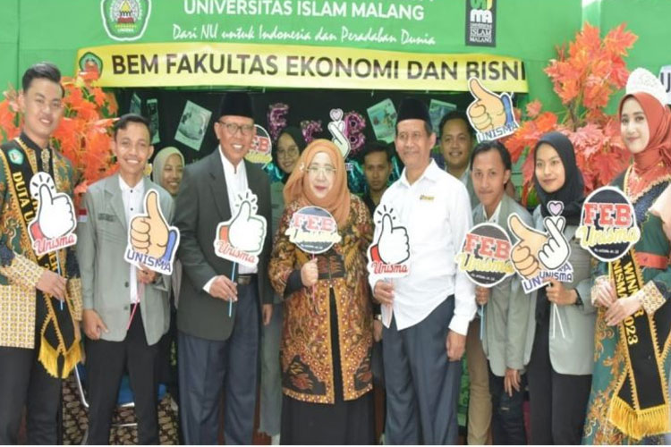 Rektor Unisma Malang didampingi Wakil Rektor 3 mengunjungi stand expo kreativitas dan prestasi FEB Unisma Malang. (FOTO: AJP TIMES Indonesia)