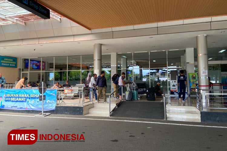 Para penumpang saat berada di bandara Abd Saleh Malang. (Foto: Rizky Kurniawan Pratama/TIMES Indonesia)