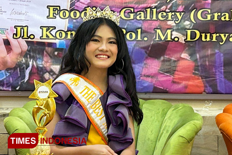 Christena Nathania Valencia Sabet Mahkota The Best Model Jawa Timur 2024