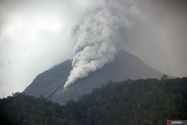 Dua Hari Ditutup Karena Erupsi Gunung Lewotobi, Bandara Gewayantana ...