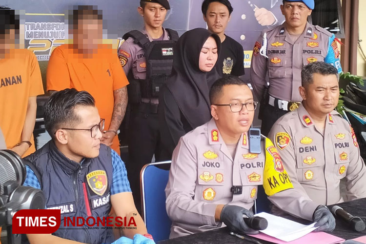 Kapolres Tasikmalaya Kota AKBP Joko Sulistiono (tengah) didampingi Kasatreskrim Polres Tasikmalaya Kota (kiri) dan Kapolsek Tawang (kanan) saat konfrensi pers di Mapolres Tasikmalaya Kota (FOTO: Harniwan Obech/TIMES Indonesia)