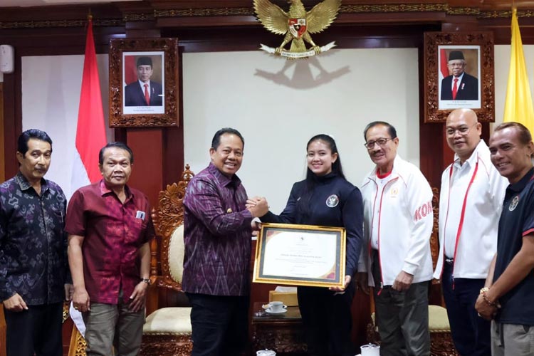 Pj Gubernur Bali menyerahkan bonus dan penghargaan kepada 2 atlet berprestasi asal Bali. (FOTO: Humas Pemprov Bali) 