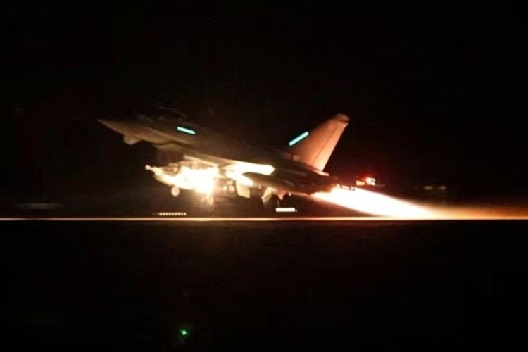 Sebuah pesawat Typhoon RAF lepas landas untuk bergabung dengan koalisi pimpinan AS dari RAF Akrotiri untuk melakukan serangan udara terhadap sasaran militer di Yaman.