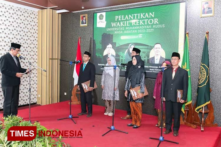 Prosesi pelantikan wakil rektor Umku periode 2023-2027 bertempat di ruang serbaguna kampus setempat. (Foto: Arif/TIMES Indonesia)