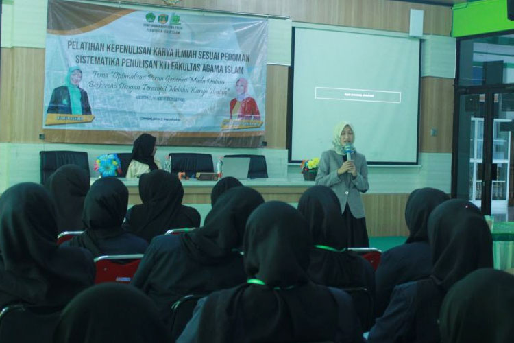 Aridlah Sendy Robikhah, M.Pd. Dosen PAI Unisla saat memaparkan materi dalam Pelatihan Penulisan Karya ilmiah oleh HIMA PAI Unisla di Auditorium Gedung Utama lantai 1 Unisla. Kamis, (28/01/2024). Foto: Muhammad Nizar (CR-161/AJP TIMESINDONESIA)