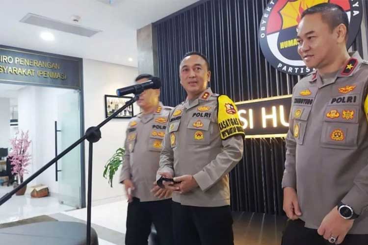 Kepala Divisi Humas Polri (Kadiv Humas) Irjen Pol Sandi Nugroho (tengah) memberikan keterangan pers terkait penangkapan pengancam Anies Baswedan di Mabes Polri, Jakarta, Sabtu (13/1/2024). (Foto: ANTARA/Laily Rahmawaty)