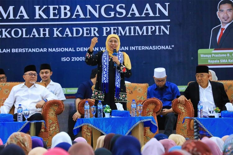 Gubernur Khofifah saat memberikan sambutan di hadapan siswa SMA Kebangsaan Lampung Selatan, Jumat (12/1/2024). (Foto: Humas Pemprov Jatim for TIMES Indonesia) 