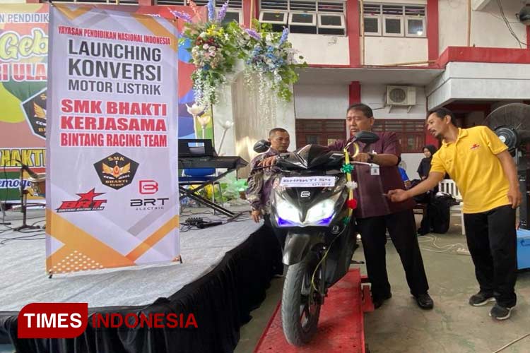 SMK Bhakti Kudus sukses menciptakan inovasi sepeda motor konvensional menjadi sepeda motor listrik di awal tahun 2024. (Foto: Arif/TIMES Indonesia)