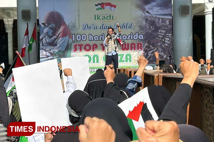 Ustaz Husein saat menyampaikan orasi dalam agenda Doa dan Tahlil 100 Hari Genosida : Stop The War on Gaza di Masjid Al Akbar Surabaya, Sabtu (13/1/2024).(Foto : Lely Yuana/TIMES Indonesia)