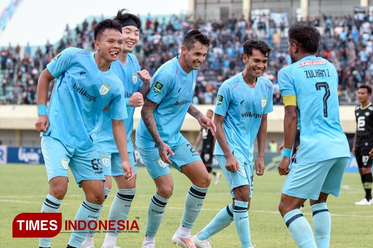 Pemain Persela Lamongan merayakan gol yaang dicetak Zulham Zamrun dalam laga kontra Bekasi City, Sabtu (13/1/2024). (FOTO: Persela for TIMES Indonesia)