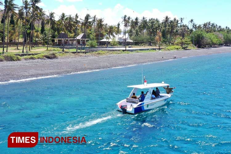 The crystal clear water at the Red Island or Pulau Merah Beach. (Photo: Anggara Cahya/TIMES Indonesia)
