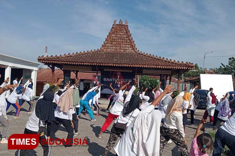 Ratusan emak-emak mengikuti senam di Halaman Posko Pemenangan Sahabat Dewata di Nitiprayan, Ngestiharjo, Bantul (Foto: Edi S/TIMES Indonesia)
